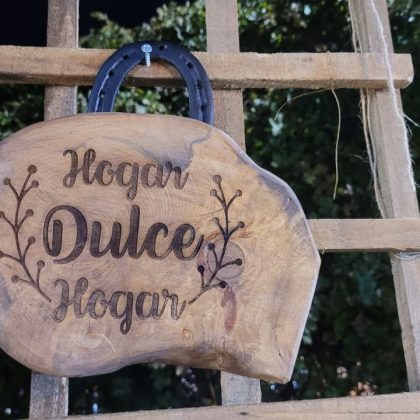Letreros rústicos en rodelas de maderas nativas